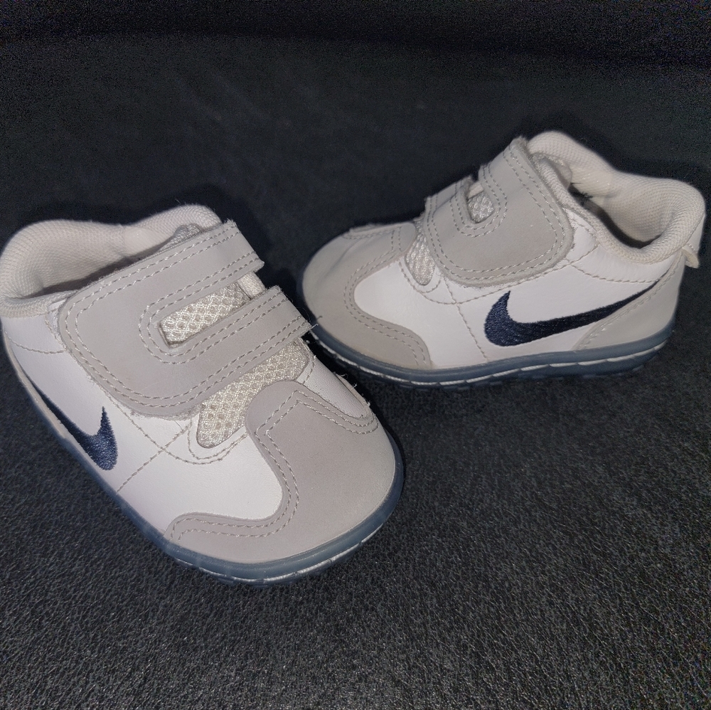 Baby Boys size 2 Nike velcro shoes